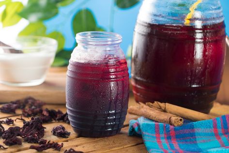 El agua de jamaica se hace a base de la flor infusionada en agua caliente para extraer el sabor y se endulza con azúcar. Tiene un sabor ácido y es muy popular en Jamaica, México, Centroamérica, Sudamérica y el Caribe, además de que es muy económica, es muy refrescante. Jamaica Agua, Inflamation Diet, Jamaica Drink, Passion Tea Lemonade, Agua Fresca Recipe, Mexican Snacks, Mexican Drinks, Agua Fresca, Latin Food