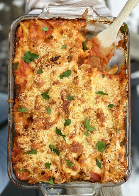 Delicious and simple weeknight pasta recipe where all you do is dump the pasta into a casserole dish with your sauce and bake it all up.  Super easy! Dump And Bake Pasta, 1pan Meals, Dump And Go Dinners, Baked Chicken Pasta Recipes, Bake Pasta, Italian Casserole, Pasta Bake Easy, Weeknight Pasta, Saving Budget