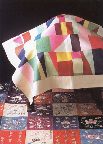 Korean Patchwork Korean Quilting, Korean Patchwork, Korean Crafts, History Of Quilting, Korean Colors, Colorful Quilt, Quilt Modernen, Wrapping Cloth, Korean Design