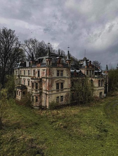 ForgottenWorld - Very beautiful abandoned mansion! 🏚️ Gothic Mansion, Old Mansion, Abandoned Mansion, Old Abandoned Houses, A Mansion, Abandoned Castles, Chateau France, Abandoned Mansions, Victorian Architecture