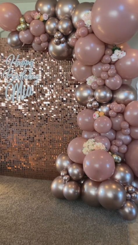 Pink Decorations For Birthday, 18th Birthday Rose Gold Theme, Birthday Colors Ideas, 18th Birthday Party Ideas Decoration Rose Gold, Color Themes For Birthday Parties, Grad Party Balloon Ideas, Rose Gold Party Decorations Birthday, Birthday Pink Theme, Birthday Color Theme