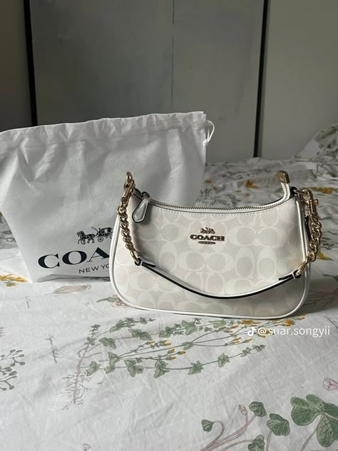 Tas Coach, Trendy Purses, My Style Bags, Dream Bag, Luxury Bags Collection, Purse Essentials, Handbag Essentials, Dream Bags, Girly Bags