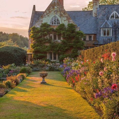 English Garden Of The Coton Manor, A 17th Century Country Manor House That Was Extended In The 1920s, Coton, Northamptonshire, England Portrait Illustrator, Country Manor House, Garden Wallpaper, Casa Vintage, Dream Cottage, Dream House Exterior, English Countryside, Pretty House, English Garden