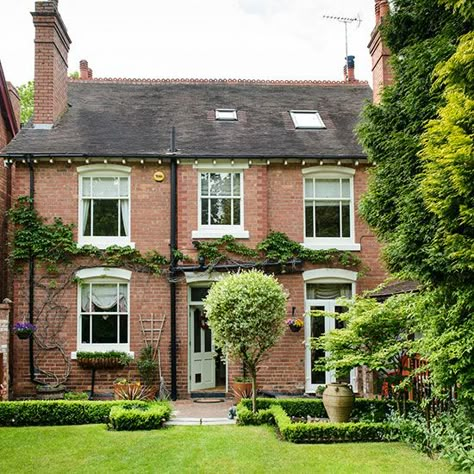 Exterior | Detached Edwardian home in Worcestershire | House tour | PHOTO GALLERY | 25 Beautiful Homes | Housetohome.co.uk 25 Beautiful Homes, Edwardian Home, Country Garden Decor, Edwardian House, House Of Beauty, Beautiful Houses, House Exteriors, Exterior House Colors, Country Gardening