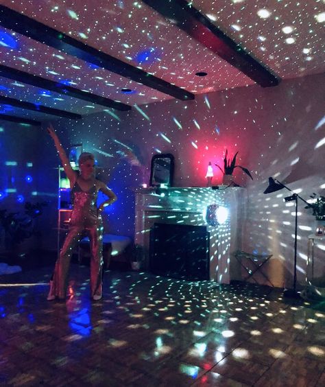 Budget Birthday Party, 17. Geburtstag, Disco Theme Party, 70s Party Theme, 70s Theme Party, Budget Birthday, 70s Disco Party, Party On A Budget, Disco Birthday Party