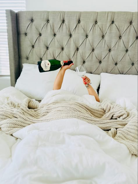 Birthday Champagne In Bed, Champagne In Bed Photography, Pose In Bed Photography, Birthday Poses In Bed, Birthday In Bed Photoshoot Ideas, Birthday Photos In Bed, Birthday Shoot In Bed, Bed Photoshoot Birthday, Birthday Pictures In Bed