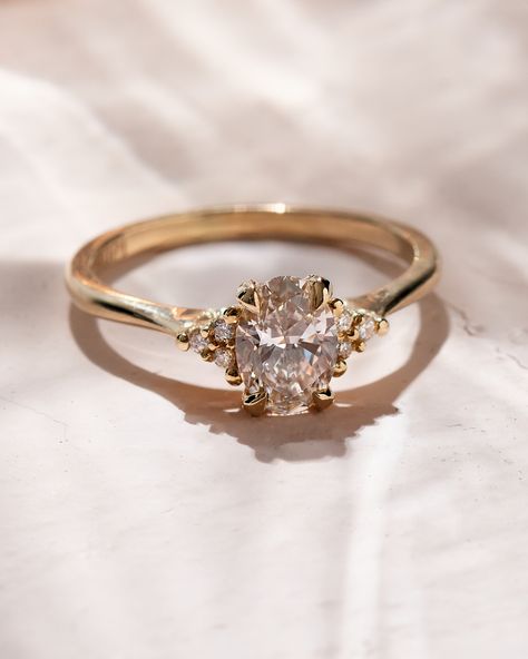 Dainty Engagement Rings Square, Engagement Rings Classic Solitaire, Round Elegant Engagement Rings, Gold 1 Carat Engagement Ring, Yellow Gold Wedding Rings Vintage, Classy Engagement Ring Gold Band, Engagement Ring Nature Inspired, Vintage Oval Rings Engagement, Engagement Rings Trending