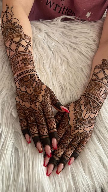 Bridal Henna Back Hand Design, Bride Henna Design, Bridal Henna Inside Hand, Mehndi Designs For Nikkah Bride, Mendhi Night Outfits, Bride Mendhi Designs, Back Hand Henna Designs Bridal, Wedding Henna Designs Back Hand, Mehndi For Brides