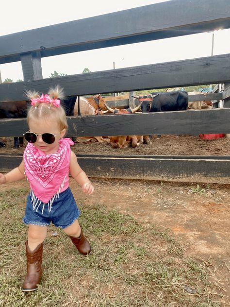 Cowgirl Themed Photoshoot, Toddler Rodeo Outfit Girl, Rodeo Cake Girl, First Rodeo Birthday Party Girl Outfit, My First Rodeo Birthday Girl Outfit, First Rodeo Birthday Outfit, Rodeo Bday Party, Rodeo 2nd Birthday, Toddler Cowgirl Outfit