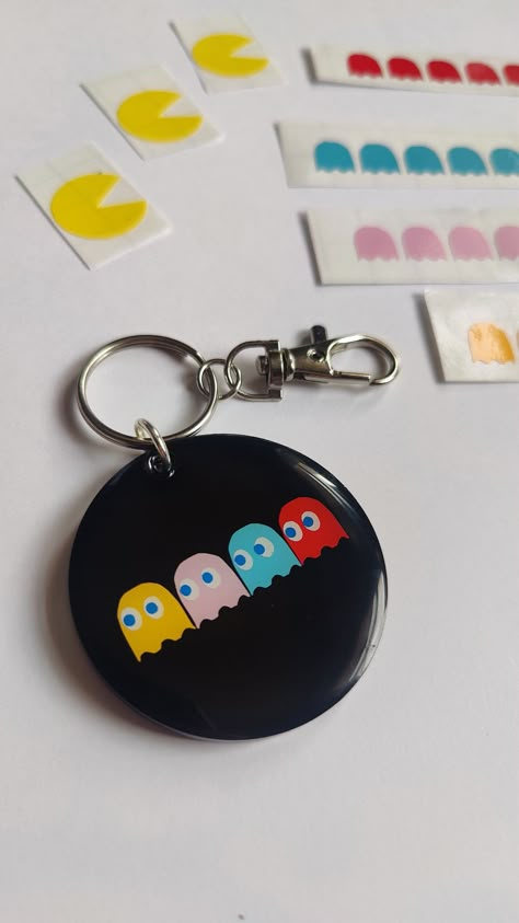 Pac-Man Cricut Made Acrylic Vinyl and UV Resin Keyring Acrylic Keychain Ideas For Men, Resin Keychain For Men, Keychain Diy Easy, Painted Keychain, Diy Food Gifts, Acrylic Keyring, Clay Keychain, Polymer Clay Flower Jewelry, Air Dry Clay Projects