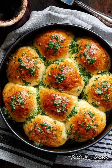 Ukrainian pampushki, garlic rolls traditionally served with Borsch and other dishes. | Taste of Artisan Craving Tasty, Garlic Rolls, Russian Dishes, European Dishes, Ukrainian Recipes, Best Bread Recipe, Best Appetizer Recipes, Artisan Food, European Food