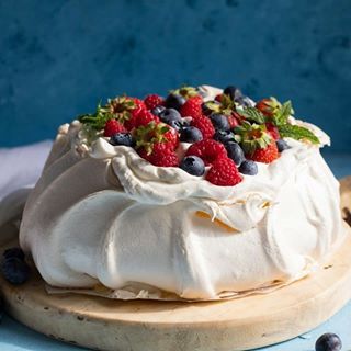 NEW on the blog today!! It’s finally here!!! My best pavlova recipe EVER! I’ve been so excited to share this recipe with you! It’s our favourite summer dessert and an absolute hit with our family and friends!! . . Pavlovas are one of those desserts that is actually kinda simple to make, but easy to mess up so, I’ve also provided 12 tips and tricks to getting the perfect pav every time!!! Find the recipe link in the bio 👆🏻👆🏻👆🏻 . . #thehomecookskitchen https://www.thehomecookskitchen.com/bes Fall Pavlova Recipe, Best Pavlova Recipe, Christmas Pavlova Recipe, Easy Pavlova Recipe, Australian Pavlova Recipe, Best Pavlova, Pavlova Recipes, Summertime Desserts, Dessert Baking Recipes