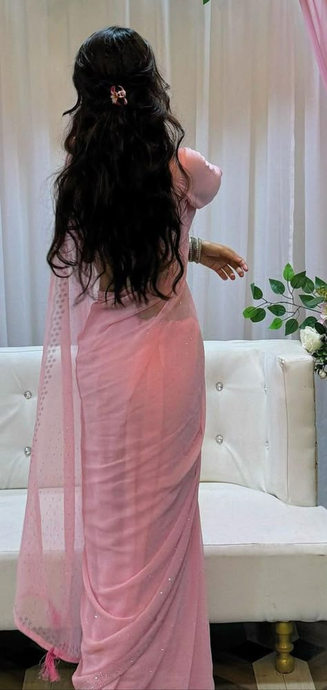 Farewell Sarees Photos, Pink Saree Poses, Cute Saree Look, Photography Poses On Saree, Women In Saree Aesthetic, Saree Back Pose Ideas, Beautiful Sarees Classy, Pic With Saree, Girly Saree