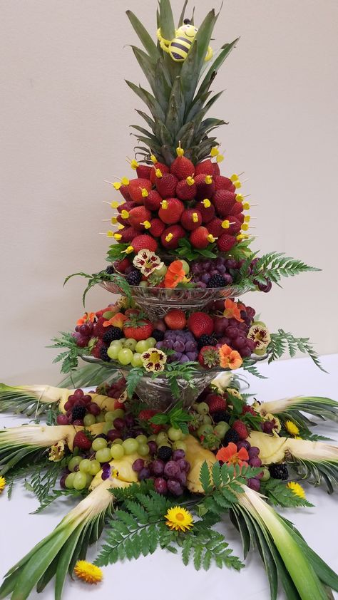 How to create a fruit tower centerpiece. Ice Sculpture Fruit Display, Fruit Tower Display, 2023 Wedding Cake, Watermelon Cakes, Fruit Tower, Entertaining Food Ideas, Veggie Cups, Cake Alternatives, Fruit Centerpieces