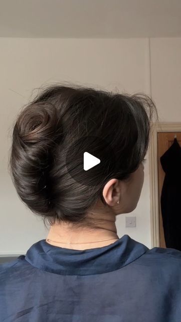 How To Do A French Twist On Yourself, French Twist On Short Hair, How To Do French Twist, French Updo Twist, Short Hair French Twist, French Twist Updo Short Hair, Easy French Twist Medium Hair, How To Do A French Twist, French Comb Hairstyle