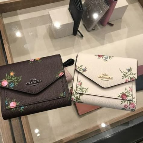 Wallets For Girls, My Style Bags, Luxury Bags Collection, Handbag Essentials, Camping Items, Cute Wallets, Life Board, Girly Bags, Luxury Purses