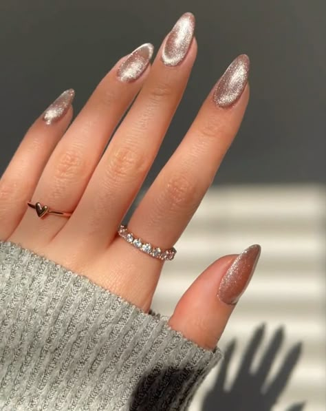 Ready to get ahead of the curve? Check out the 2022 that'll be big in 2023! Get your nails ready for a year of sparkling colors, designs and styles that will take your look to the next level. Velvet Effect Nails, Velvet Gold Nails, 2033 Nails, Silver Velvet Nails, Gold Velvet Nails, Velvet Nails How To, Gold Cats Eye Nails, Cat Eye Silver Nails, Heluviee Nails