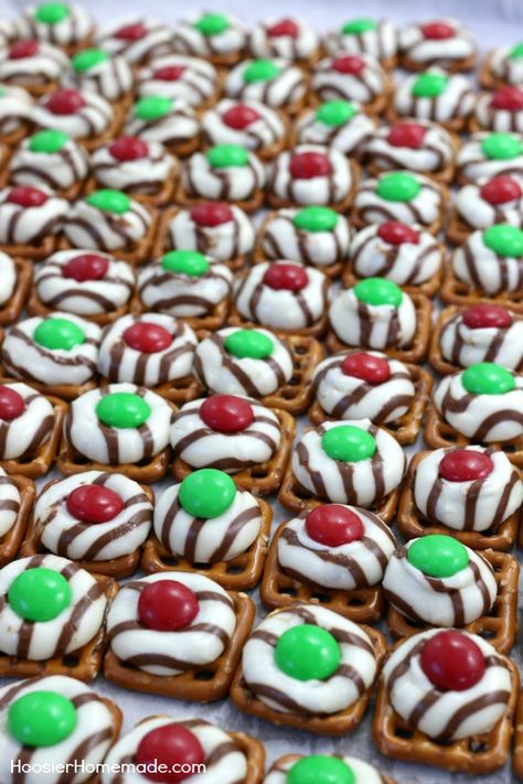 Pretzel Hugs, Christmas Pretzels, Diy Easy Recipes, Best New Recipes, Xmas Treats, Easy Christmas Treats, Decorating Crafts, Christmas Candy Recipes, Christmas Foods