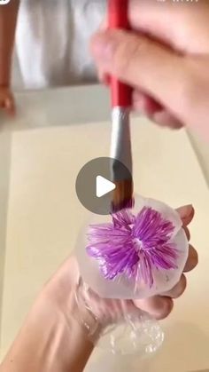 Plastic Painting Art, Art With Plastic Bags, Easy Flowers To Paint On Canvas, Paint Flowers With Plastic Bag, Painting With Fruit, Paint With Plastic Bag, Flowers And Leaves Painting, Plastic Bag Flower Painting, Painting With Plastic Bag