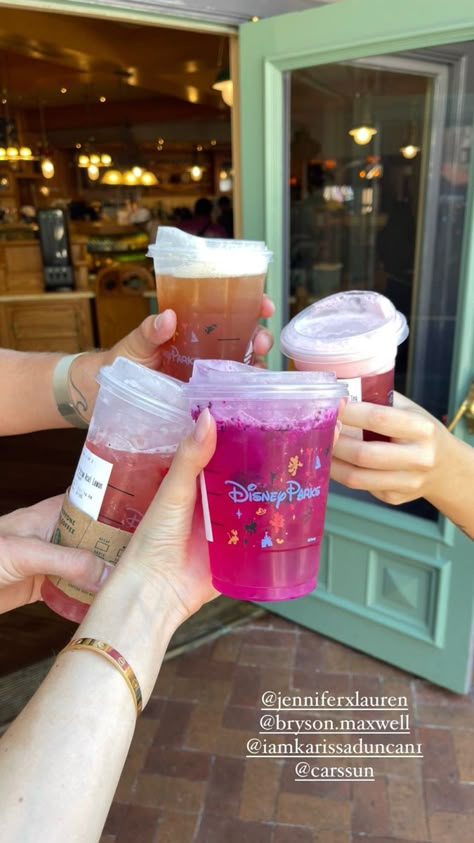 Disneyland Starbucks, Disney 2023, Disneyland Photos, Disney Photo Ideas, Disney World Pictures, Disneyland Food, Disney World Food, Disney Adult, Disney Paris