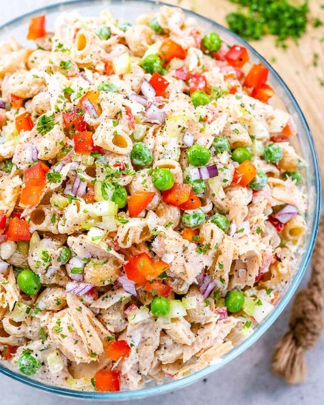 top view of tuna macaroni salad in a clear bowl Tuna Mac Salad, Grape Pasta, Macaroni Pasta Salad, Tuna Pasta Salad Recipes, Tuna Macaroni Salad, Salad And Fries, Salad Appetizer Cups, Easy Macaroni Salad, Classic Macaroni Salad