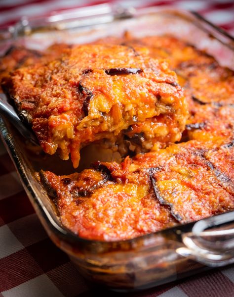 Parmigiana di Melanzane | Authentic Italian Eggplant Parm Recipe Stuffed Eggplant Recipes Italian, Italian Vegetable Dishes, Italian Eggplant Recipes, Eggplant Parm Recipe, Lunch Prep Ideas, Best Eggplant Recipe, Italian Eggplant, Baked Dish, Piano Cakes