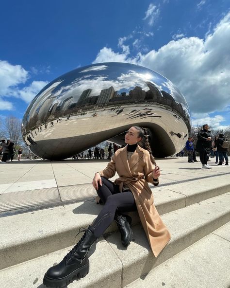 Wings Of Mexico Chicago, Chicago Fits Fall, Cloud Gate Chicago, Cloud Gate Photo Ideas, Chicago Photo Ideas Winter, Chicago Aesthetic Pictures, Chicago Picture Ideas Winter, The Bean Chicago Poses, Outfit Six Flags