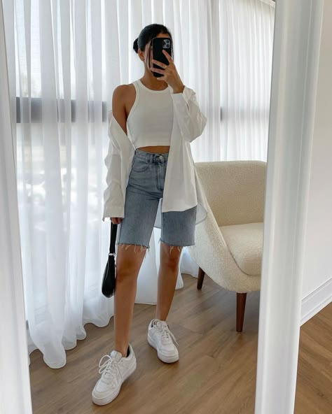 Long Shorts Outfits Women, Denim Bermuda Shorts Outfit, Denim Shorts Outfit Summer, Denim Shorts Style, Mom Jean Shorts, Neat Casual Outfits, Jean Short Outfits, Denim Shorts Outfit, Mom Denim