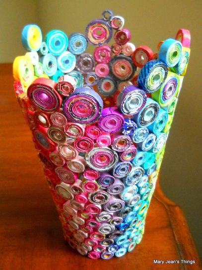 Make your own trashcan with old magazines. 30 Cool Things to Make With Old Magazines | StyleCaster Paper Vessels, Recycled Magazine, Folding Origami, Paper Vase, Quilled Creations, Magazine Crafts, Recycled Projects, Old Magazines, Recycled Art