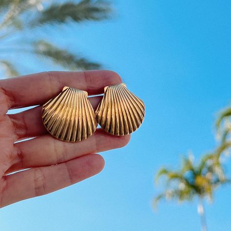 Channel beach vibes and make a statement with our stunning seashell earrings! 🐚✨ Perfect for adding a touch of seaside glamour to your look. Retail Jewelry, Seashell Earrings, Catania, Beach Vibes, Beach Vibe, Sea Shells, Handmade Jewelry, On Instagram, Instagram