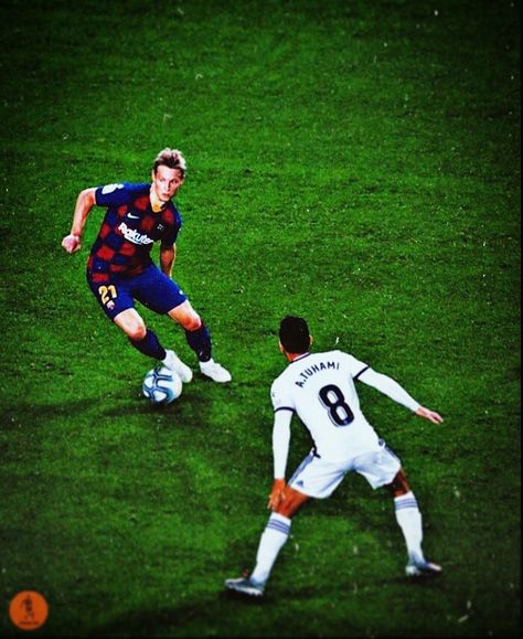 Dribbling - Parola al Calcio (@driibbling) posted on Instagram • May 12, 2020 at 5:35pm UTC Football Dribbling, Football Techniques, Soccer Dribbling, Sergio Busquets, Football Poses, Spanish Football, Mauro Icardi, Iconic Wallpaper, Antoine Griezmann