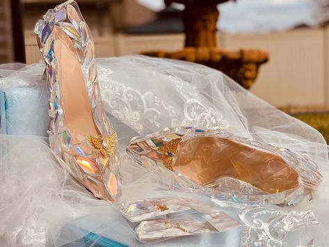 Real Glass Slippers Heels, Wedding Shoes Glass Slipper, Real Glass Slippers, Glass Slippers Wedding Shoes, Glass Wedding Shoes, Clear Cinderella Heels, Glass Heels Cinderella, Glass Shoes Cinderella, Glass Shoes High Heels