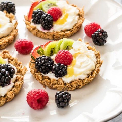 Breakfast Fruit Tarts with Granola Crust are crisp granola tart shells filled yogurt, lemon curd and topped with fresh fruit! {GF, VEG} Granola Tart, Granola Crust, Breakfast Tart, Fresh Fruit Cake, Breakfast Fruit, Gf Breakfast, Fruit Tarts, Summer Breakfast, Tart Shells