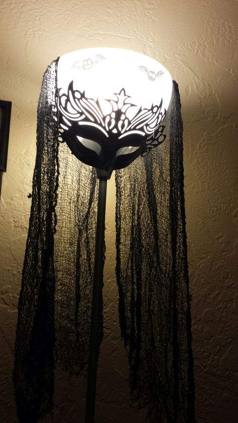 DIY! Creepy Halloween Lamp!! Love it! Halloween To Do List, Halloween Lamp, Diy Floor Lamp, Halloween Lamps, Lamp Diy, Creepy Halloween, Diy Lamp, Lamp Decor, Halloween Diy