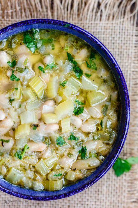 Greek White Bean Soup, Dinner For A Family, Soup With White Beans, Greek Soup, Creme Pie, Kale Recipe, Celery Recipes, Healthy Nutrition Plan, Mediterranean Spices