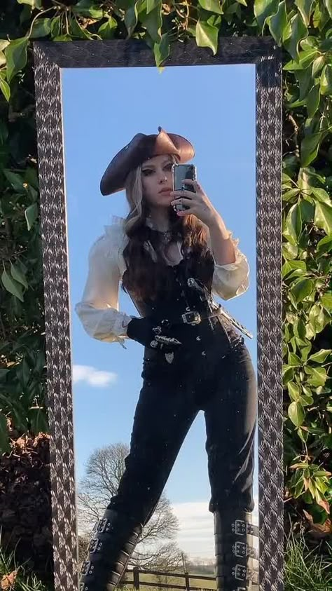 Aesthetic Halloween Costumes, Era Victoria, Pirate Aesthetic, Ren Faire Outfits, Female Pirate Costume, Pirate Cosplay, Fair Outfit, Pirate Halloween Costumes, Halloween Coustumes