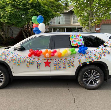 Drive By Party Ideas and Car Parade Ideas and list of editable printable signs and invitations. Perfect for contact free birthdays, anniversaries and graduations. Decorated Car For Birthday, Decorating Car, Parade Ideas, Parade Float, Diy Birthday Decorations, Christmas Parade, Balloon Diy, Birthday Diy, Cars Birthday