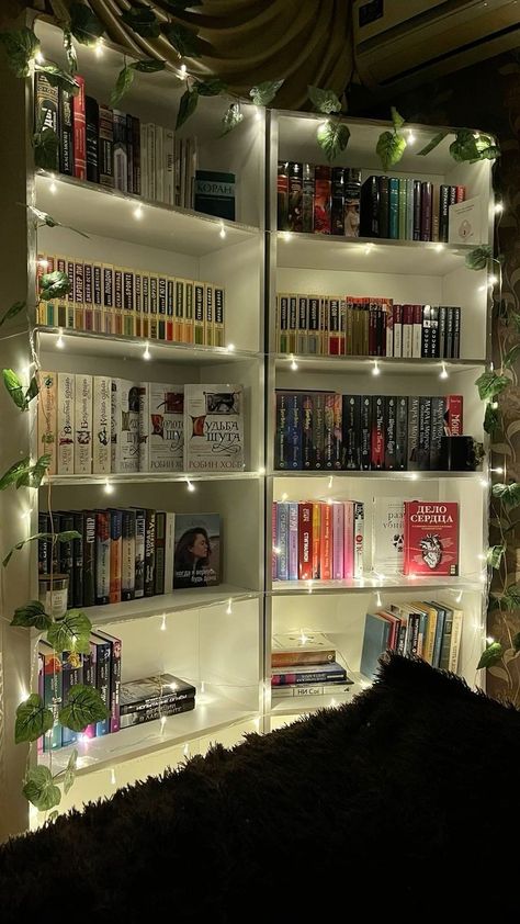 Led Lights Bookshelves, Light Up Bookshelf, Bookshelf With Fairy Lights, Fairy Lights Bookshelf, Bookworm Room Aesthetic, Bookshelf Lighting Ideas, Libreria Aesthetic, Bookshelf Decor Aesthetic, Pretty Bookshelves