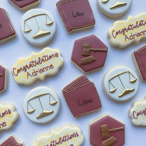 Law School Cookies Decorated, Lawyer Cookies Decorated, Law School Cookies, Law School Graduation Cookies, Lawyer Cookies, Law Cookies, Congratulations Cookies, Uni Graduation, Cake Pucks