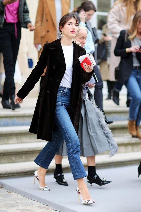 french style inspiration Girls Jeans Outfit, Jeans Trend, Parisienne Chic, Parisian Chic Style, Jeanne Damas, Denim On Denim, French Girl Style, Gisele Bundchen, Outfit Jeans