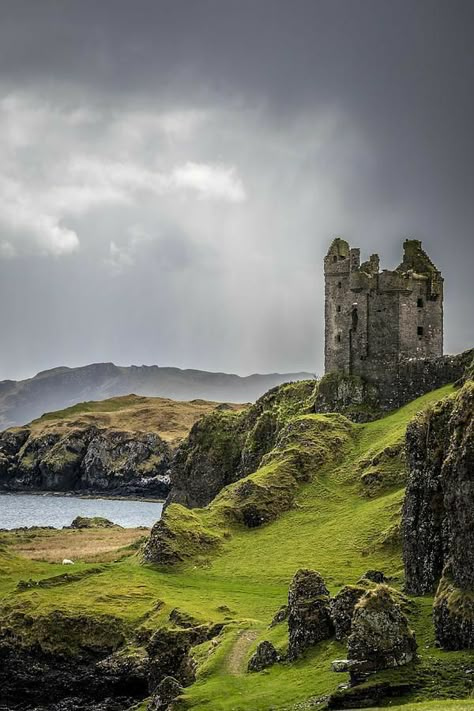 British Landscape, Old Castle, Scotland Castles, Abandoned Castles, Scottish Castles, Chateau France, Castle Ruins, Voyage Europe, England And Scotland