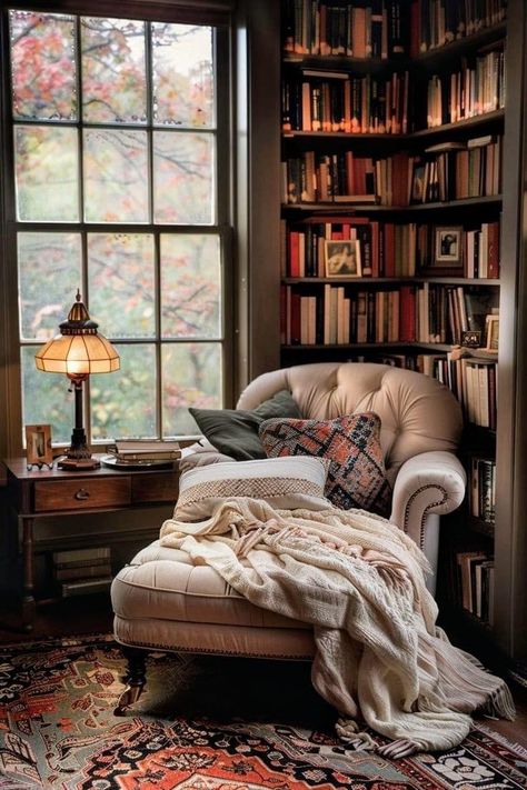 Chaise Lounge Library, Lounge Reading Corner, Light Academia Home Library, Reading Nook Dark Academia, Dark Academia Reading Room, Dark Academia Reading Nook, Cottage Reading Nook, Dark Academia Living Room Decor, Victorian Home Living Room