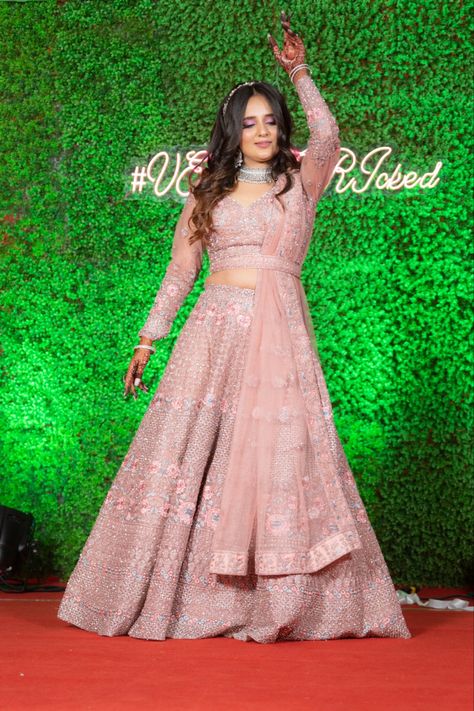 Pink Sangeet outfit for brides. Mahila Sangeet Dress For Bride, Ladies Sangeet Outfit For Bride, Yellow Skirt Outfit Indian, Ladies Sangeet Outfit, Bridal Sangeet Outfits, Sangeet Photoshoot, Yellow Skirt Outfit, Outfit Indian Wedding, Sangeet Look