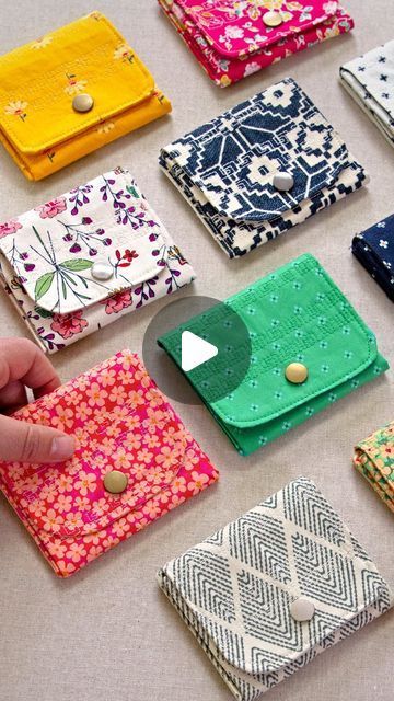 Things To Make With 1 Yard Of Fabric, How To Stitch Bag, 10 Inch Fabric Squares Projects, Purses To Make, Sewing With Scraps Things To Make, Easy Sew Purse, Fabric Square Crafts, Small Pouches To Sew, Easy Coin Purse Tutorial