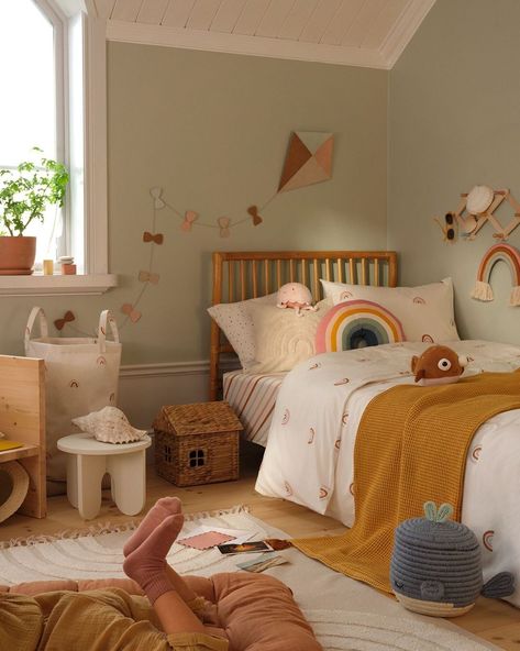 H&M HOME on Instagram: “Invite warm yellow, soft pink and cute rainbow details to the kids’ room 🌈 #HMHOME #kidsdecoration #kidsroom 🔎 Duvet cover set 1011386001” Yellow Kids Bedroom, Kids Room Rainbow, Yellow Kids Rooms, Rainbow Bedding, Hm Home, Yellow Nursery, Kids Bedroom Inspiration, Rainbow Room, Kids Room Inspiration