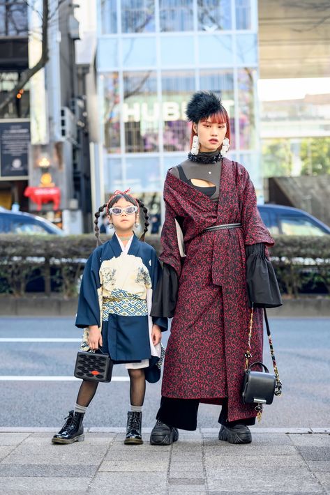 Style has no age limit. At #TokyoFashionWeek even the youngest style stars were out in full force. Kimono Street Style, Tokyo Fashion Week Street Styles, Kimono Ideas, Kimono Modern, Moda Kimono, Outfit Ideas Baggy, Tokyo Style, Japan Fashion Street, Estilo Harajuku