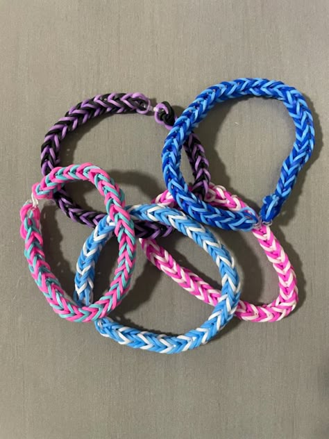 Rainbow Loops Bracelet, Loom Bracelet Aesthetic, Aesthetic Beaded Bracelets Homemade, Cute Rainbow Loom Ideas, Rainbow Loom Color Ideas, Loom Bracelets Color Combos, Loom Band Bracelets Ideas, Rainbow Loom Bracelets Color Ideas, Rainbow Loom Color Combinations