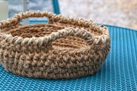 Jute bowl free #crochet pattern from Crochet In Color Diy Container, Kitchen Crochet, Crochet Bowl, Crochet Baskets, Crochet Storage, Crochet Bucket, Crochet Tips, Crochet Basket Pattern, Crochet Home Decor