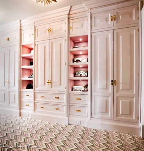 beautiful closet with gold, white and pink Dressing Room Design Luxury Women, White Walk In Closet, White Dressing Room, Pink Dressing Room, Luxurious Dressing Room, Christopher Peacock, Inspiration Dressing, Peacock White, Dream Dressing Room