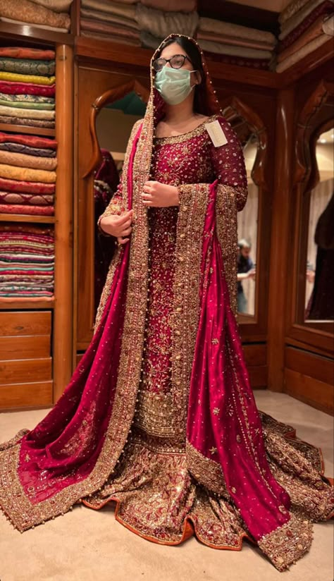 Red Farshi Gharara, Pakistani Gharara Designs Bridal Lehenga, Farshi Lehnga Pakistani Bridal, Bridal Dresses Ideas, Pakistani Bridal Couture, Red Bridal Dress, Beautiful Bridal Dresses, Desi Wedding Dresses, Latest Bridal Lehenga